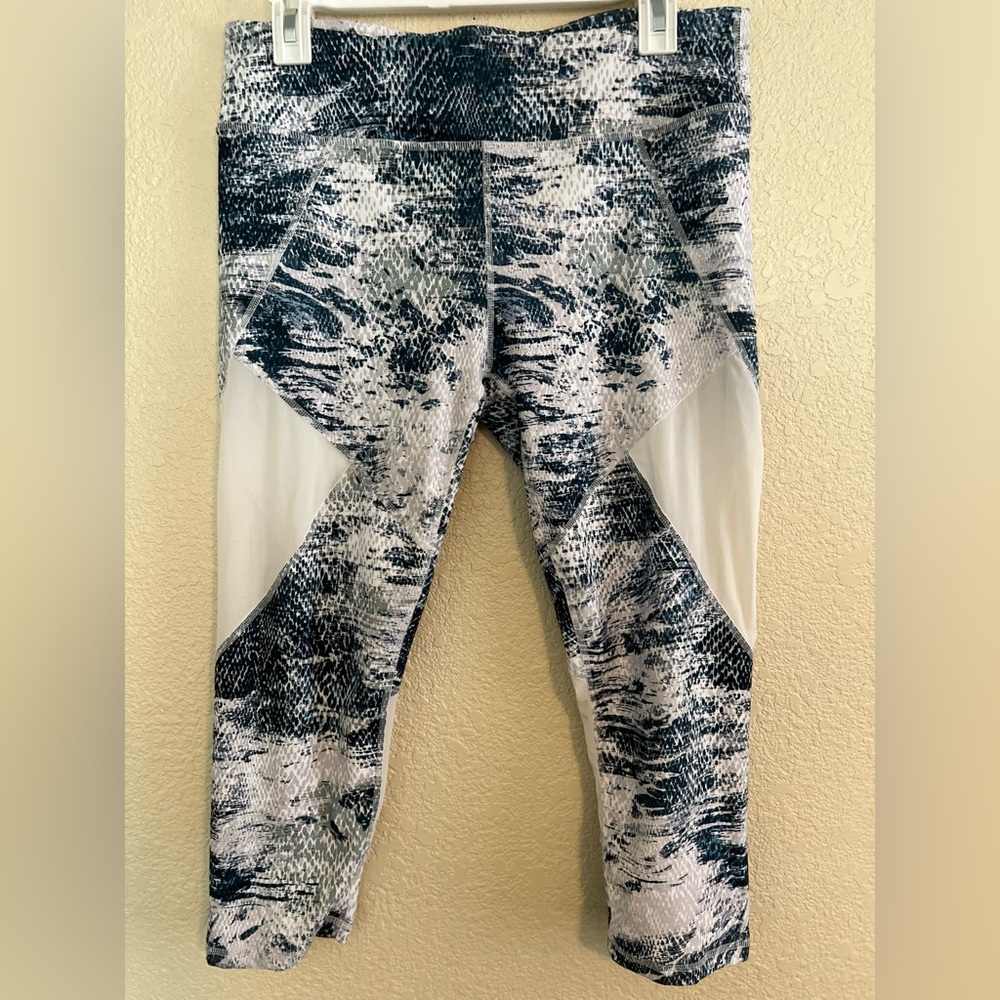 🤍 NWOT Fabletics Mid-Rise Powerhold Capri Leggings - Picture 3 of 9